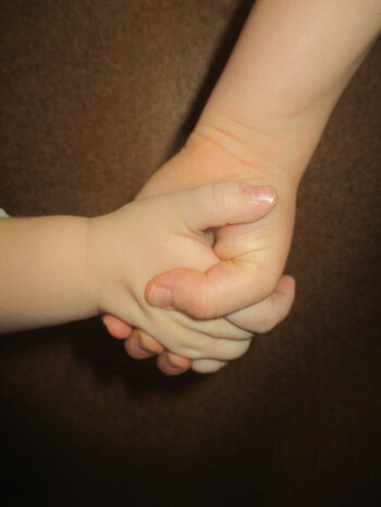 Bild zweier sich haltender Hände 
